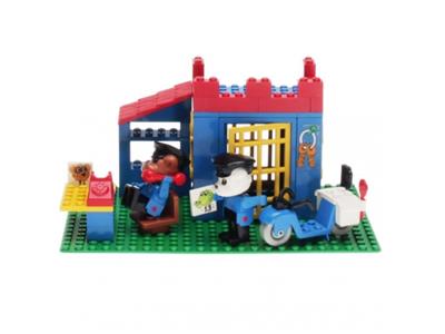 3664 LEGO Fabuland Bertie Bulldog Police Chief and Constable Bulldog thumbnail image